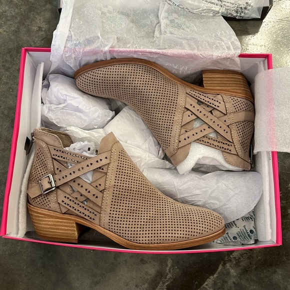 NWT Vince Camuto Women’s 6 1/2 VC-Pranika Wild Mushroom True Suede - Picture 9 of 9